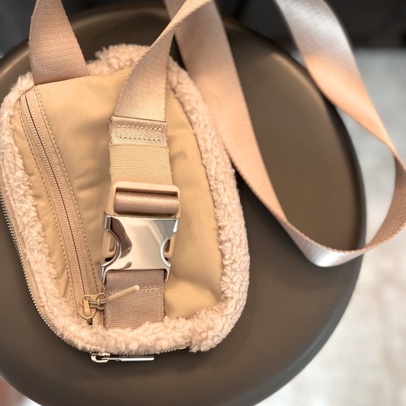Lulu fleece belt bag . I used it for the weekend it’s in excellent condition - Picture 3 of 12
